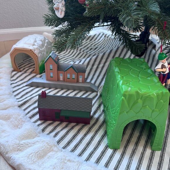 Thomas and Friends Elsbridge Train Set With Tracks Tunnels and Accessories - Picture 13 of 16